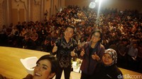 Usai acara dPreneur detikcom, Menteri Keuangan Republik Indonesia, Sri Mulyani bersama narasumber lain CEO Tokopedia William Tanuwijaya dan Pimred Detikcom Iin Yumiyati melakukan swa foto bersama ratusan peserta.