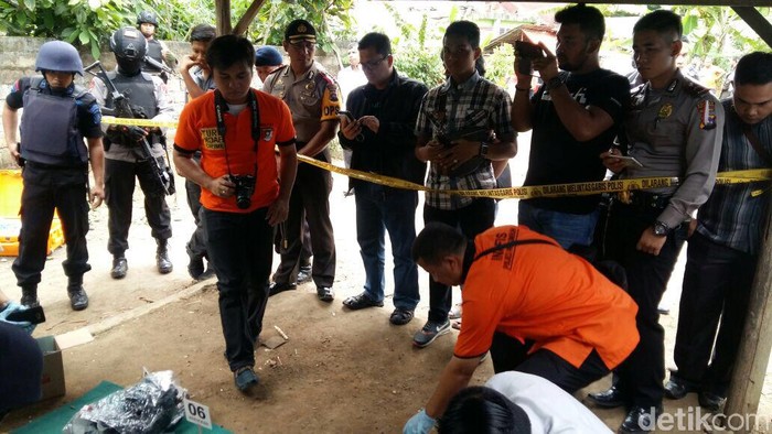 Suasana Penangkapan Terduga Teroris Jaringan Bahrun Naim di Payakumbuh