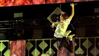 Lalu, siapa sebenarnya The Chainsmokers? The Chainsmokers adalah duo DJ yang berasal dari Amerika Serikat. Formasi The Chainsmokers terdiri dari Andrew Taggart dan Alex Pall. Foto: Mike Windle/Getty Images for iHeartMedia