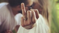 Banyak pencapaian Margot Robbie tahun lalu, termasuk menikah dengan sang kekasih. Foto: Margot Robbie/Instagram