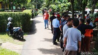 Warga sekitar yang penasaran akan apa yang ada di lokasi tampak menyaksikan dari luar garis polisi. Beberapa kali petugas memperingatkan agar warga menjauh.
