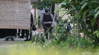 Diketahui 3 orang tewas dalam penggerebekan pada Rabu (21/12) pagi.