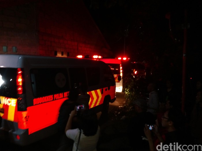 Jasad 3 Teroris Bom Tangsel Dibawa ke RS Polri