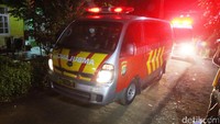 Ambulans membawa 3 jenazah teroris yang tewas ditembak.