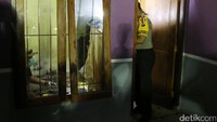 Polisi melakukan olah TKP di kontrakan terduga teroris di Setu, Tangerang Selatan.