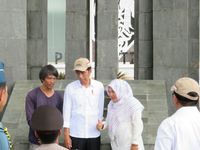Ketika Jokowi Jadi Sasaran Selfie Warga Perbatasan di Entikong