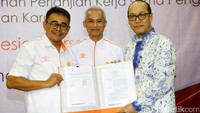 (Ki-ka) Direktur Surat dan Paket Pos Indonesia Agus F. Handoyo, Direktur Utama Pos Indonesia Gilarsi W. Setijono, dan Direktur Kargo Garuda lndonesia Sigit Muhartono menunjukkan naskah kerja sama.
