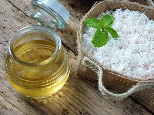 Ini 4 Manfaat Minyak Kelapa Murni Untuk Si Kecil
