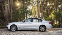 Baterai lithium-ion 9,2 kWh berada di bawah kursi belakang sehingga tidak mengganggu penggunaan bagasi.