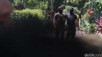 Sebuah rumah kontrakan di Tangerang Selatan yang dihuni 3 pria digerebek tim Densus 88 Antiteror. Bukannya menyerahkan diri, 3 pria tersebut justru nekat melawan dengan melempar bom aktif. Penggerebekan yang menegangkan terjadi sekitar pukul 09.45 WIB.