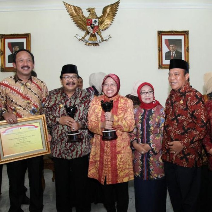 Ini Kode Pakde Karwo Tantang Risma Maju Pilgub Jatim?