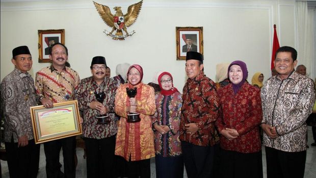 Gubernur Soekarwo, dan Wali Kota Surabaya Tri Rismaharini usai menerina penghargaan