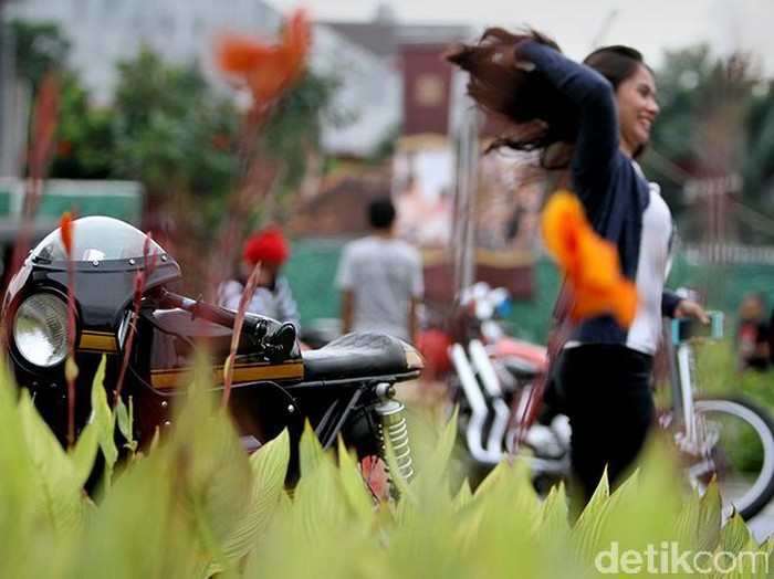 Penggemar Motor Bernuansa Jadul Kumpul-kumpul di Jakarta