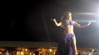 Terakhir di Dubai Desert Conservation kita bisa nonton belly dance atau tari perut. Seperti di kamp Arabian Adventures ini, ada pertunjukan tari perut setiap malamnya (Afif/detikTravel)