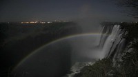 Fenomena pelangi terbentuk akibat pembiasan cahaya matahari ketika terkena air hujan. Uniknya, fenomena serupa juga dapat terjadi di malam hari. Seperti yang terjadi di Victoria Falls, Zimbabwe ini. Air terjun yang diberi nama sama dengan Ratu Victoria itu merupakan satu dari dua tempat terbaik untuk melihat moonbow (Dok. Brett Kotelko Photography/Youtube)