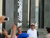 Ketika Jokowi Jadi Sasaran Selfie Warga Perbatasan di Entikong