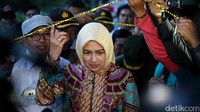 Airin ingin mengecek penemuan bom di lokasi yang menjadi wilayah kerjanya.