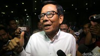Jafar Hafsah menjawab pertanyaan wartawan.