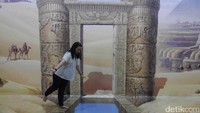 Sebelum memasuki ruangan utama, traveler diminta untuk melepas sepatu dan menitipkannya kepada petugas. Hal ini dilakukan untuk menjaga lukisan yang memang banyak juga dibuat di lantai museum (Kurnia/detikTravel)