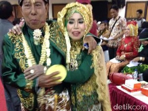 Ini Kebahagiaan Pasangan Nikah Massal Dapat SIM