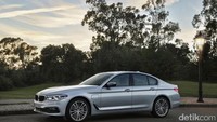 BMW mengklaim, 530e iPerformance mampu berakselerasi dari 0-96 km/jam dalam 6,1 detik. Kecepatan tertingginya bisa mencapai 210 km/jam.
