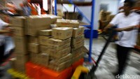 Petugas membawa barang-barang milik Lazada yang akan dikirim.