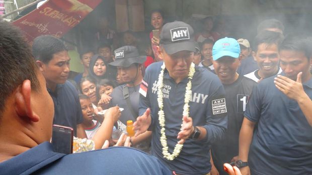 Sapa Warga Cengkareng, Agus Yudhoyono Cicipi Serabi