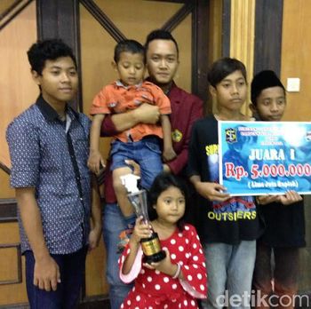 Relawan mendapat penghargaan