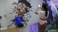 Kalau mau difotokan petugas pun bisa. Di setiap ruangan ada petugas yang mengenakan pakaian tradisional, yang akan membantu untuk memotret (Kurnia/detikTravel)