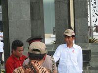 Ketika Jokowi Jadi Sasaran Selfie Warga Perbatasan di Entikong