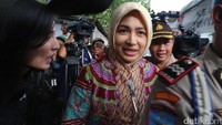Airin tiba di lokasi, Kampung Babakan, Kecamatan Setu, Tangerang Selatan, Rabu (21/12/2016) sekitar pukul 16.30 WIB. Mengenakan baju motif bunga dan kerudung cokelat muda, Airin langsung menuju ke rumah ditemukannya bom aktif.