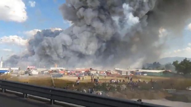 Asap pekat membubung ke udara saat ledakan terjadi