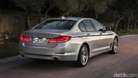Di balik kapnya, mobil ini menggunakan mesin bensin empat silinder turbo bersama dengan motor listrik.