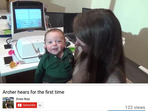 Aih! Bahagianya Bayi Ini Saat Dengar Suara Orang Tuanya Pertama Kali