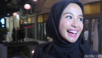 Pemain film Surga yang (Tak) Dirindukan 2 itu tampak cantik dengan makeup natural dan pulasan lipstik pink. Veynindia Esaloni Pardede/detikFoto.