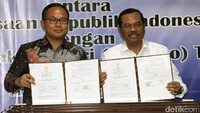 Jaksa Agung HM Prasetyo (kanan) bersama Direktur Utama Bank Mandiri Kartika Wirjoatmodjo (kiri) menunjukkan naskah kerjasama usai menandatangani Nota Kesepakatan antara Kejaksaan Agung dan Bank Mandiri dalam menangani kreditur bermasalah di Gedung utama Kejaksaan Agung, Jakarta, Kamis (22/12).