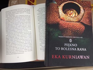 Sampul Cantik Itu Luka Edisi Bahasa Polandia Bergambar Bunga Rafflesia Arnoldii