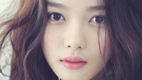 Kim Yoo Jung cantik ya. Dia baru saja menyelesaikan film terbarunya, Because I Love You. Foto: Sidus HQ