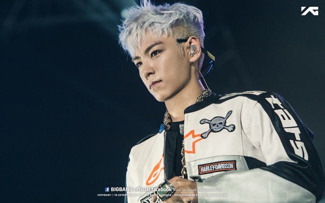 Dilaporkan jika rapper BigBang T.O.P menderita serangan panik dan depresi pada 2008. Fans ketika itu berspekulasi itu terjadi karena ia kelelahan bekerja. Beberapa waktu lalu, T.O.P pun sempat tak sadarkan diri karena overdosis obat penenang. Masalah mental T.O.P juga tergambar di lagu Loser. Foto: Big Bang Official Facebook