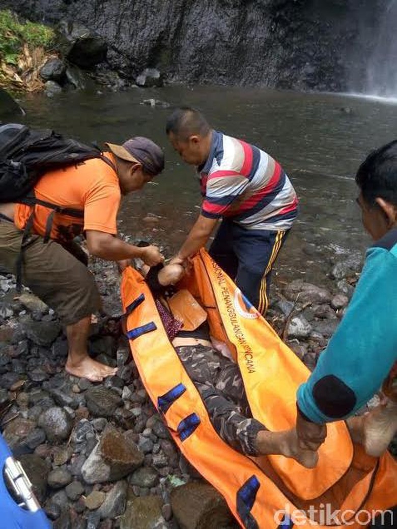 Selfie, Pengunjung Air Terjun Tewas Jatuh dari Ketinggian 150 Meter Selfie, Pengunjung Air Terjun Tewas Jatuh dari Ketinggian 150 Meter