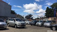 Bazar ini digelar di pool Blue Bird Kalibata dan juga kantor pusat Blue Bird warung Buncit mulai hari ini hingga akhir tahun 2016, ada total 50 unit yang dijual saat ini di Kalibata saja.