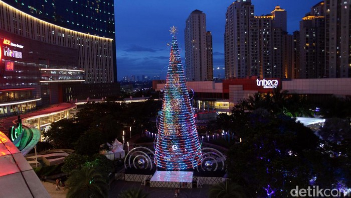 Pengunjung melihat pohon natal di Mal Central Park yang mendesain dengan ornamen Natal, Jakarta, Kamis (22/12/2016). Dalam rangka menyambut Perayaan Natal sejumlah mal di Jakarta membuat pohon natal dengan berbagai cara untuk menjadi daya tarik pengunjung.
