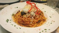 Ada juga spaghetti albacore tuna dengan cabai dan telur rebus. Ditata cantik di atas piring piring cekung. Penyuka pasta dijamin puas dengan rasa pedas gurihnya.