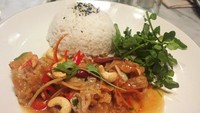 Penyuka pedas, tentu suka Thai Chilli and Cashew Nut Chicken. Ayam goreng berbumbu pedas Thailand. Disajikan dengan jasmine rice yang harum. Dijamin kenyang! 