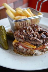 Di Sini Roti untuk Burger Digantikan dengan Daging <i>Juicy</i>!