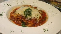 Menu Italia lainnya, Lasagna A la Nonna. Lasgana  dalam genangan saus tomat merah kental serta topping saus bechamel putih. Gurih asam dan creamy!