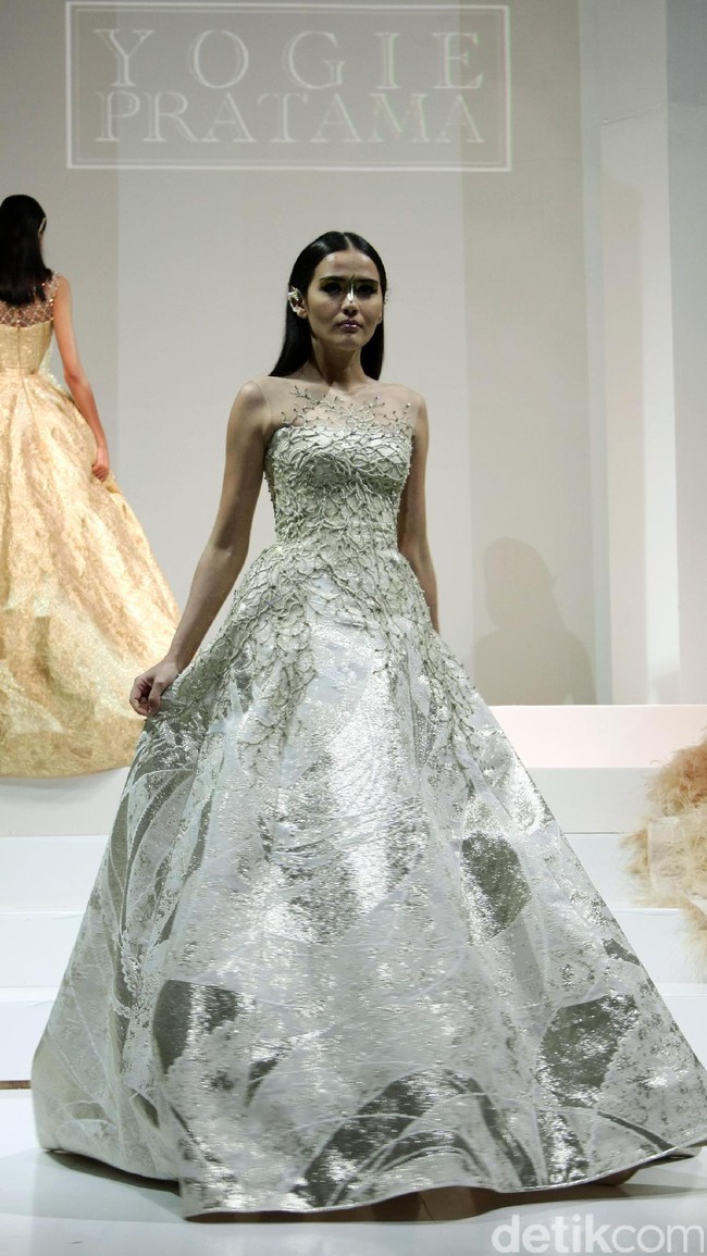 Koleksi Yogie Pratama mengusung tema Gilead di IPMI Trend Show 2017. The Hall Lt.8, Senayan City. Jakarta. [Foto: Mohammad Abduh/Wolipop]