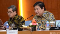 Menteri Perindustrian Airlangga Hartarto (kanan) didampingi Sekretaris Jenderal Kementerian Perindustrian Syarif Hidayat memaparkan mengenai kinerja sektor industri tahun 2016 dan proyeksi pertumbuhan industri tahun 2017 kepada para wartawan pada acara jumpa pers akhir tahun 2016 di Kementerian Perindustrian, Jakarta, 22 Desember 2016.
