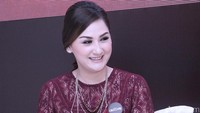 Ibu tiga anak itu terlihat mempesona. Pool/Ismail/detikFoto.