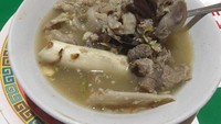 Kalau suka sop kambing, bisa cicip sop di sini. Potongan tulang dan urat kambing berendam dalam kuah gurih. Slurrpp!